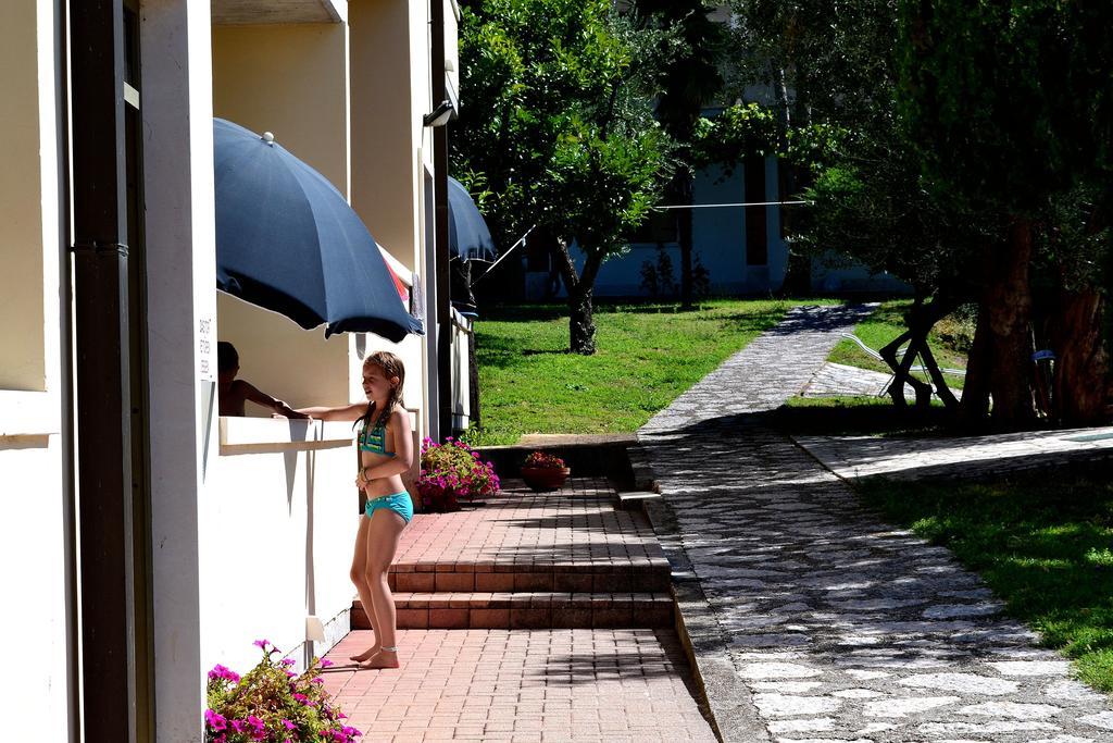 Residenza Benini Aparthotel Bardolino Bagian luar foto